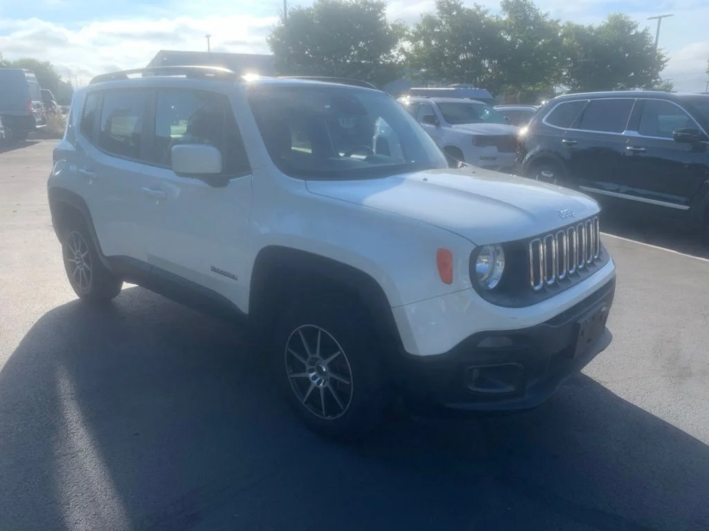 Used 2017 Alpine White Jeep Latitude image 4