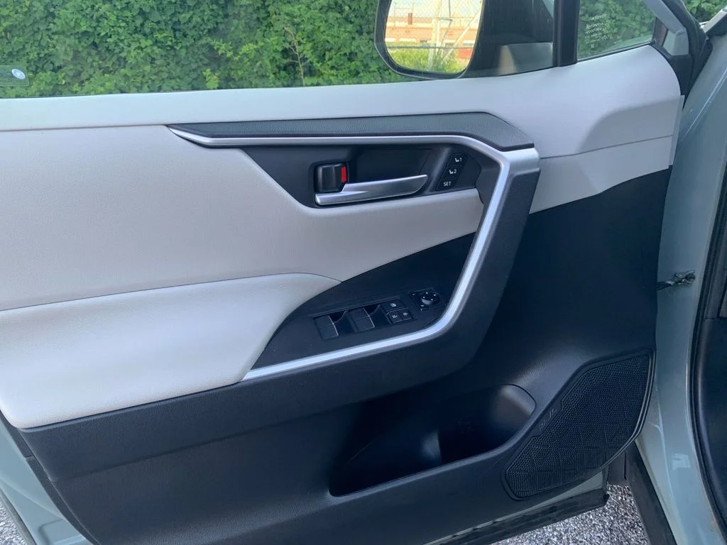 Used 2020  Toyota XLE Premium image 12