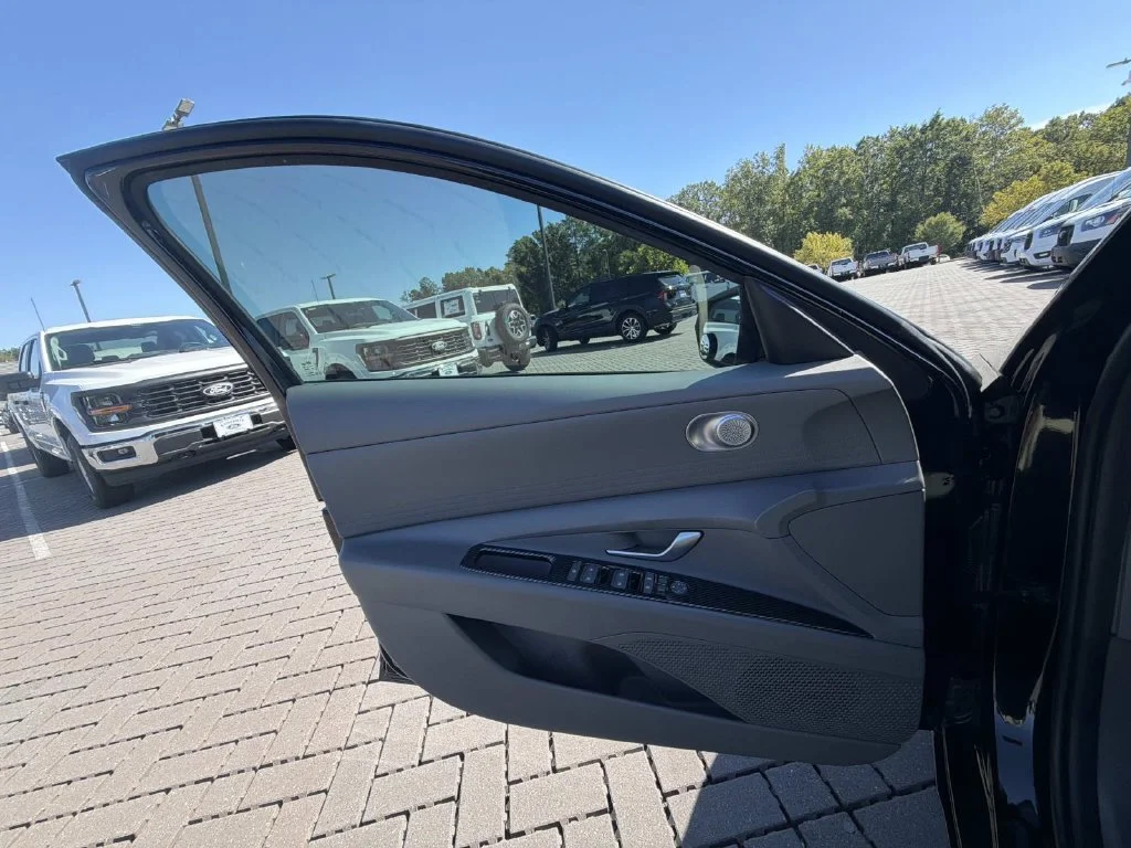 Used 2023 Black Hyundai SEL image 14