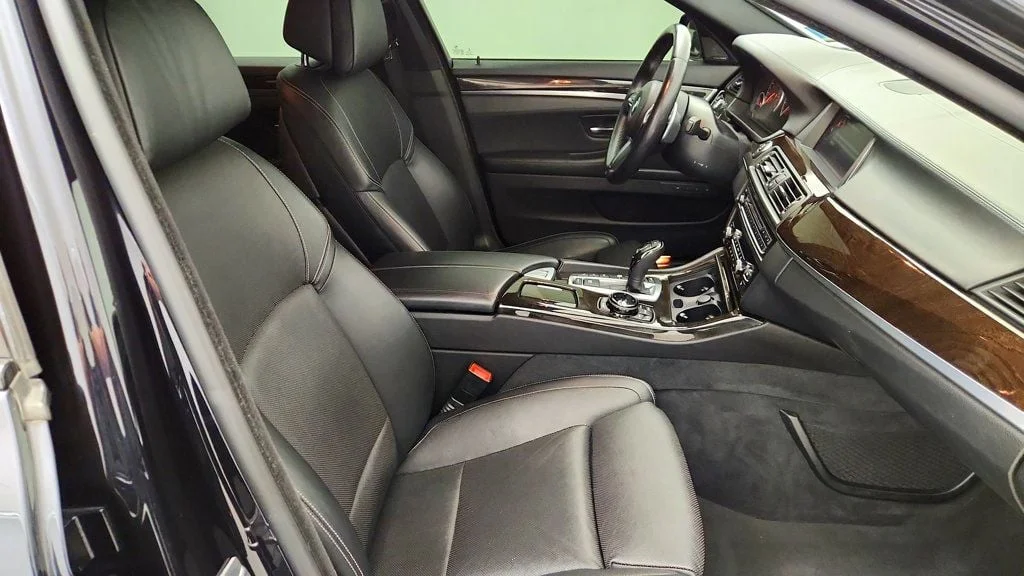 Used 2015 Azurite Black Metallic BMW 4dr Sdn 550i xDrive M Sport w/ Executive & Luxury Seating Pkgs image 25