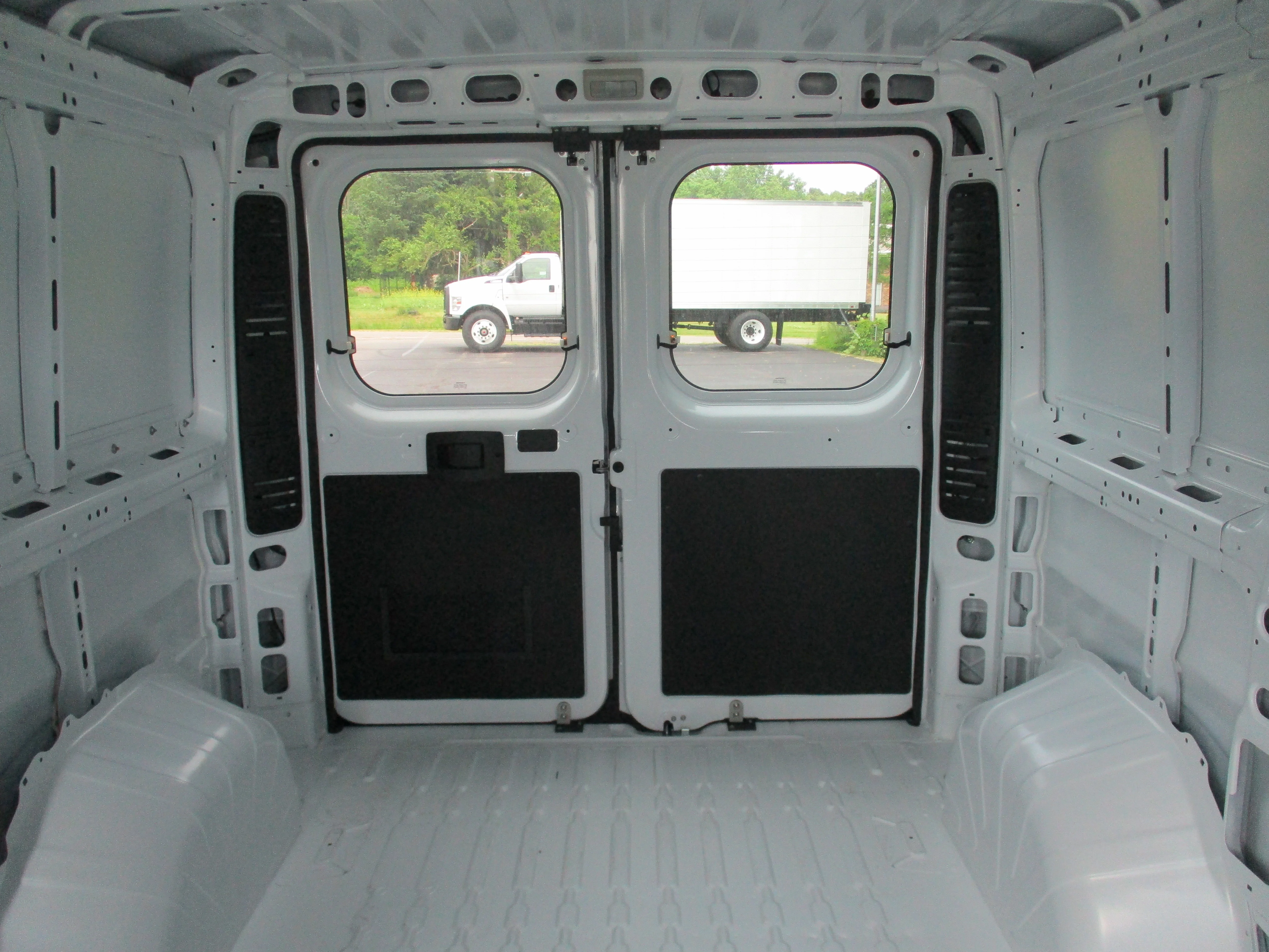 New 2026 Bright White Clear-Coat Exterior Paint RAM Tradesman image 34