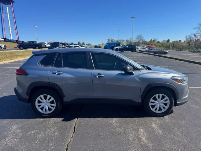 Used 2022  Toyota L image 2