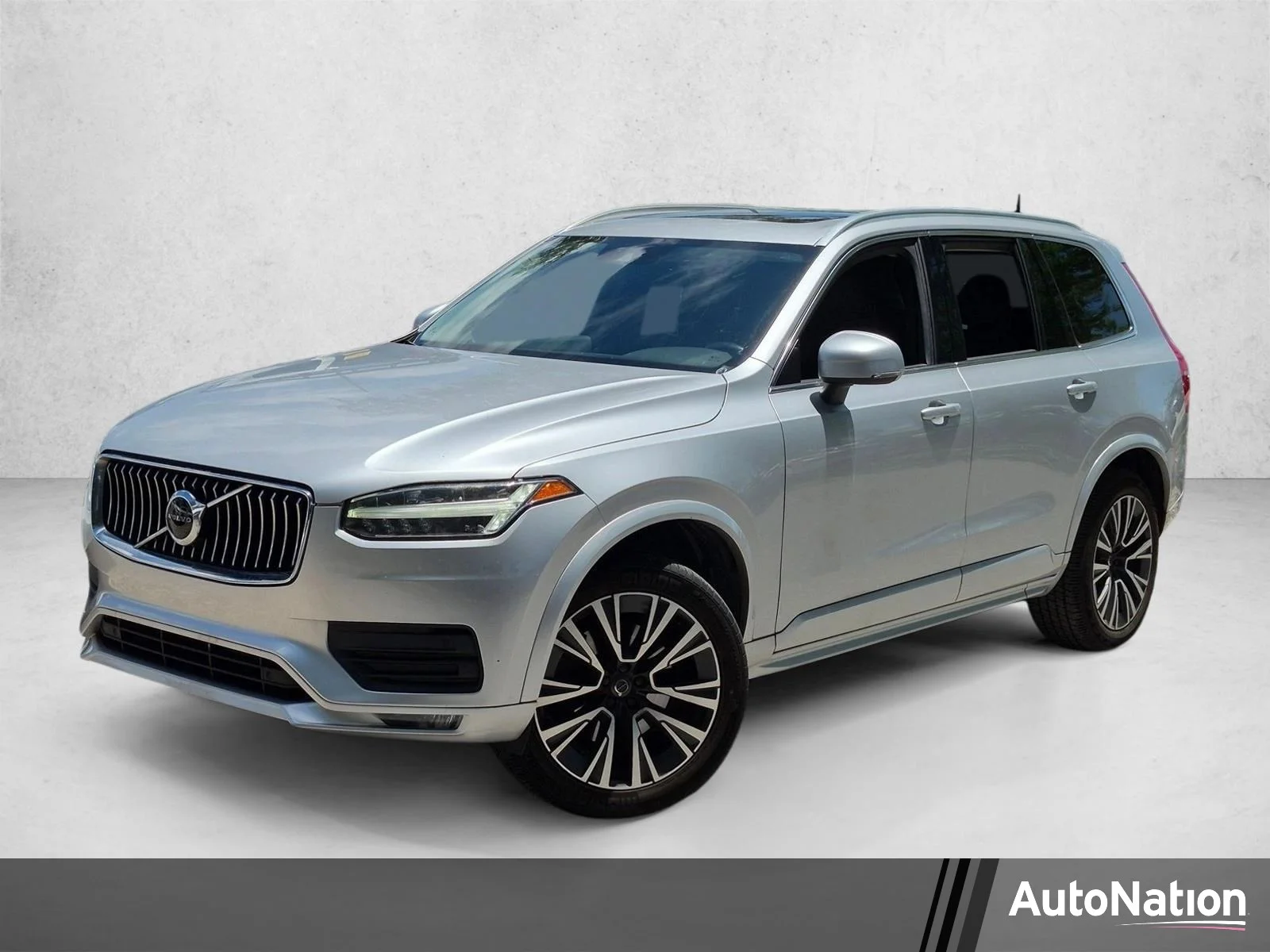 Used 2020 Bright Silver Metallic Volvo Momentum image 1