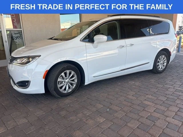2017 Chrysler Pacifica Touring-L's photo