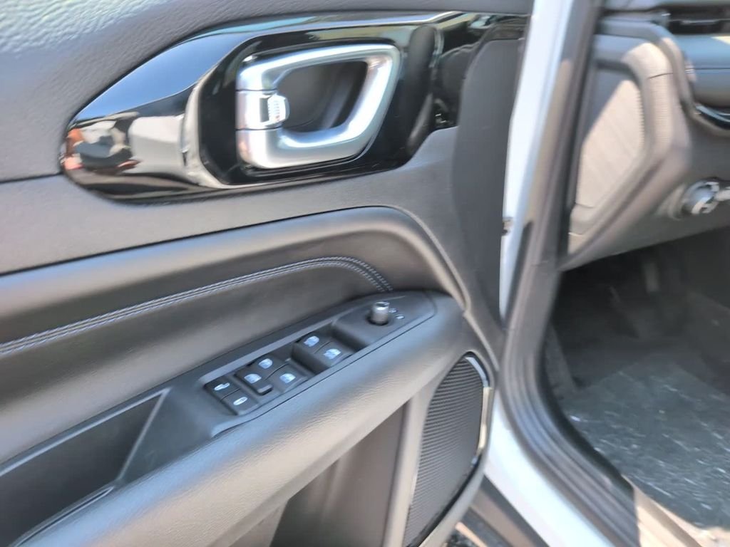 New 2026 Bright White Clearcoat Jeep Latitude image 17