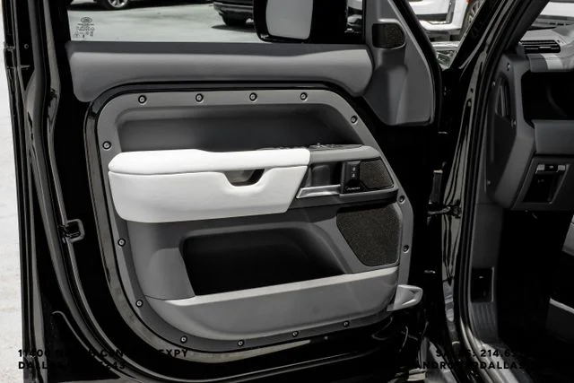 New 2026 Santorini Black Land Rover S image 46