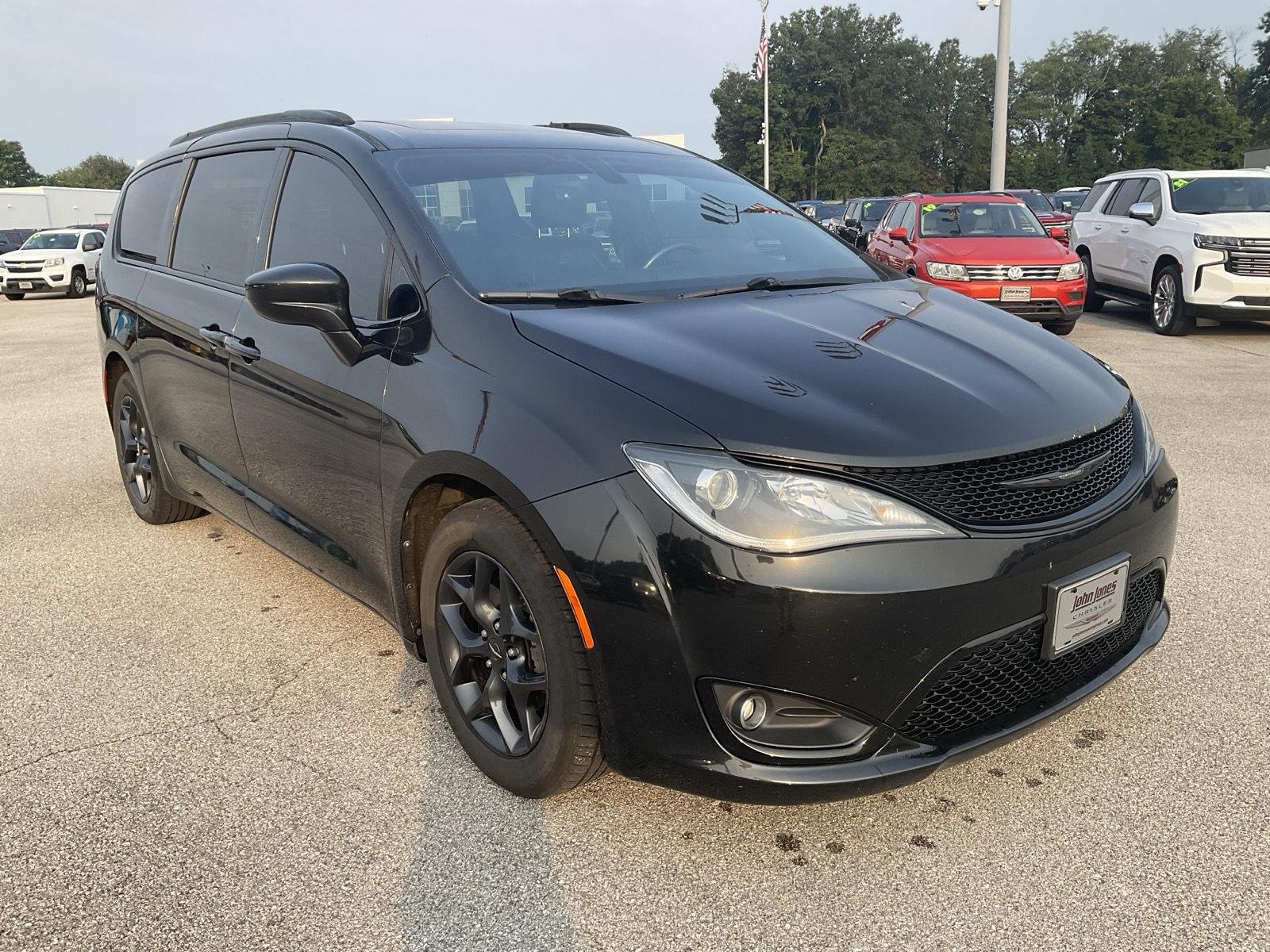 Used 2019 Brilliant Black Crystal Pearlcoat Chrysler Touring L Plus image 3