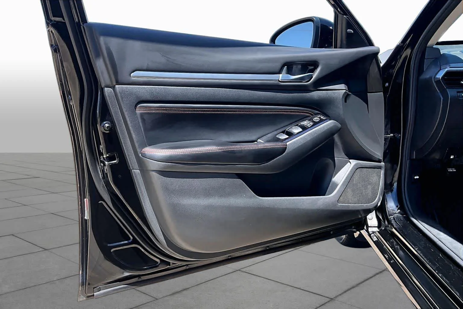 Used 2023 Super Black Nissan 2.5 SR image 21