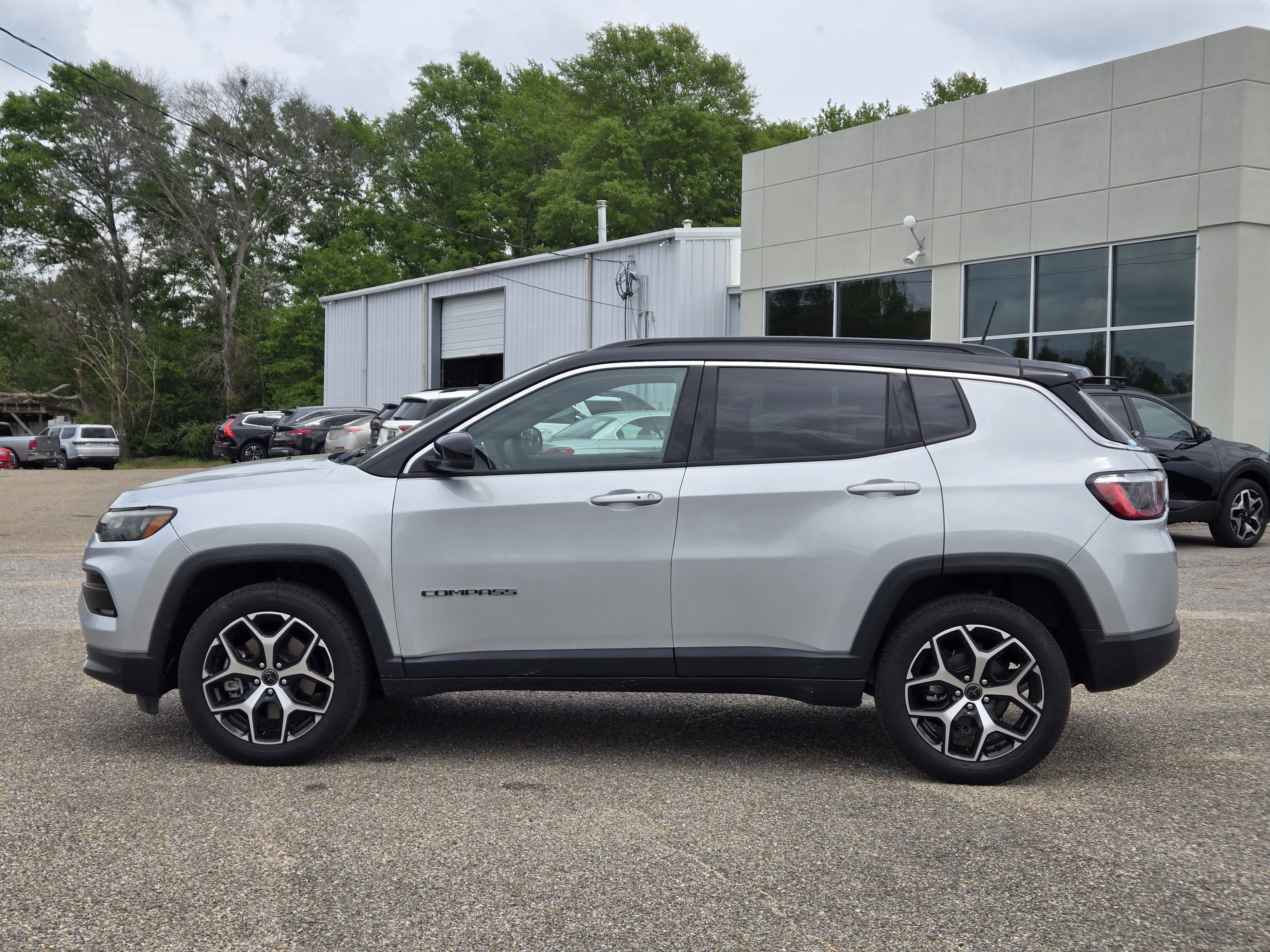 2025 Jeep Compass Limited - Photo 12