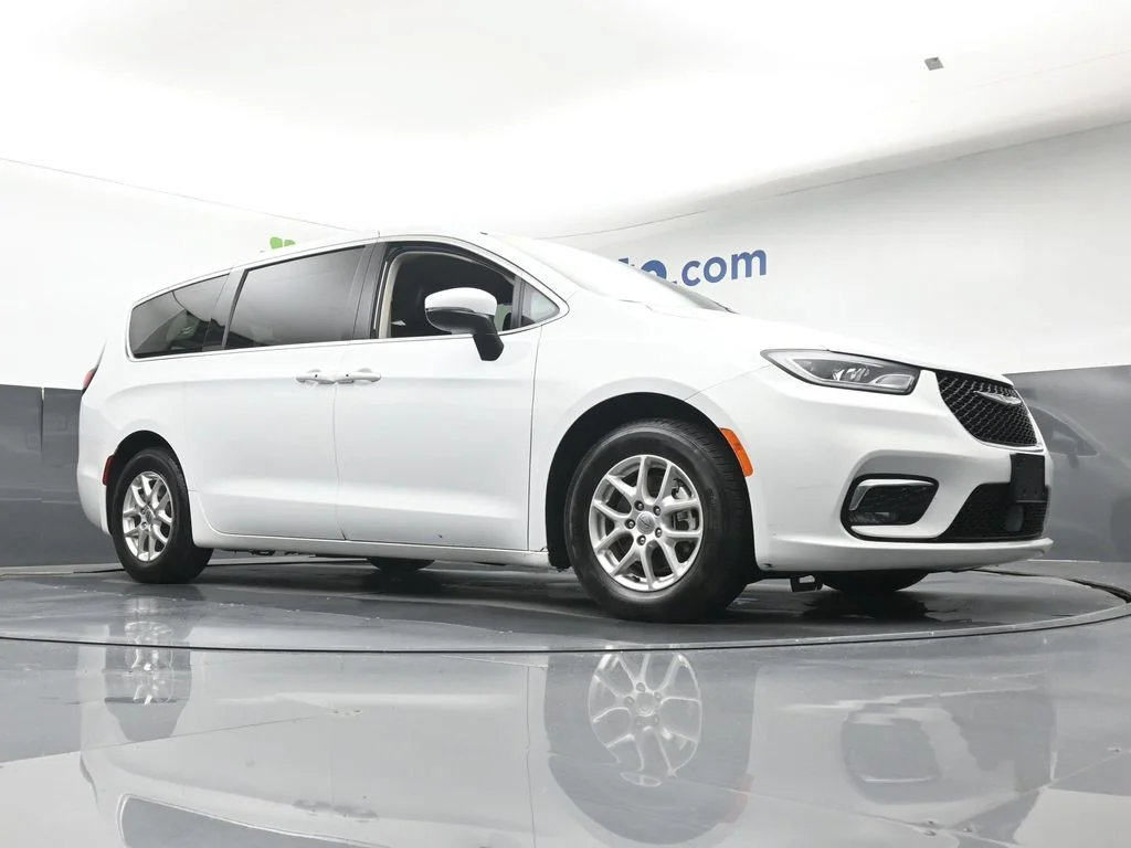 Used 2023 White Chrysler Touring L image 29