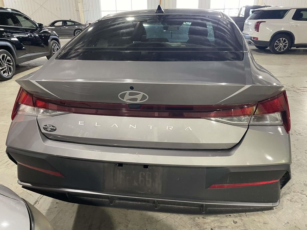 Used 2024  Hyundai SE image 5