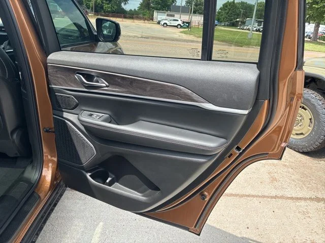 New 2026 Copper Shino Metallic Clear-Coat Exterior Paint Jeep Limited image 18