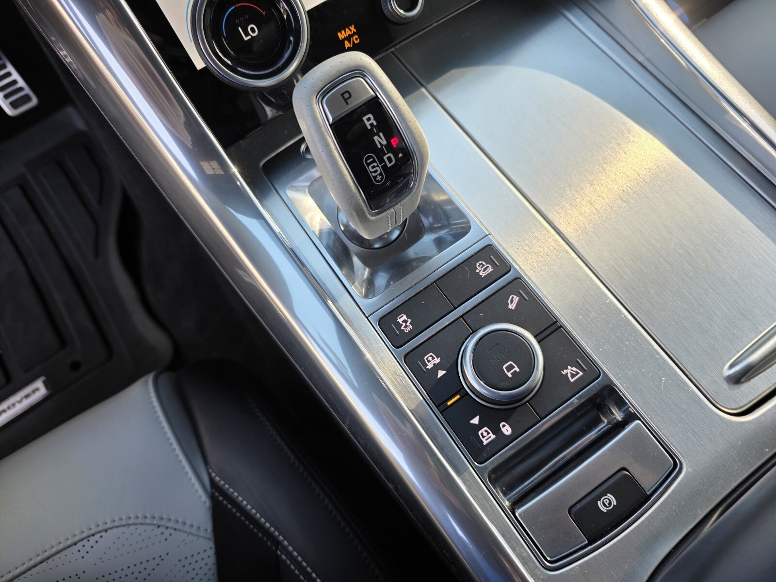 Used 2021 Santorini Black Metallic Land Rover SVR image 22