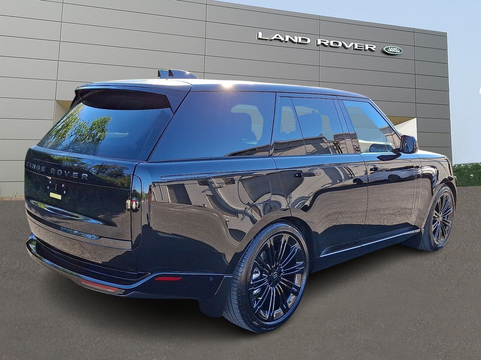 New 2027 Santorini Black Land Rover SE image 2