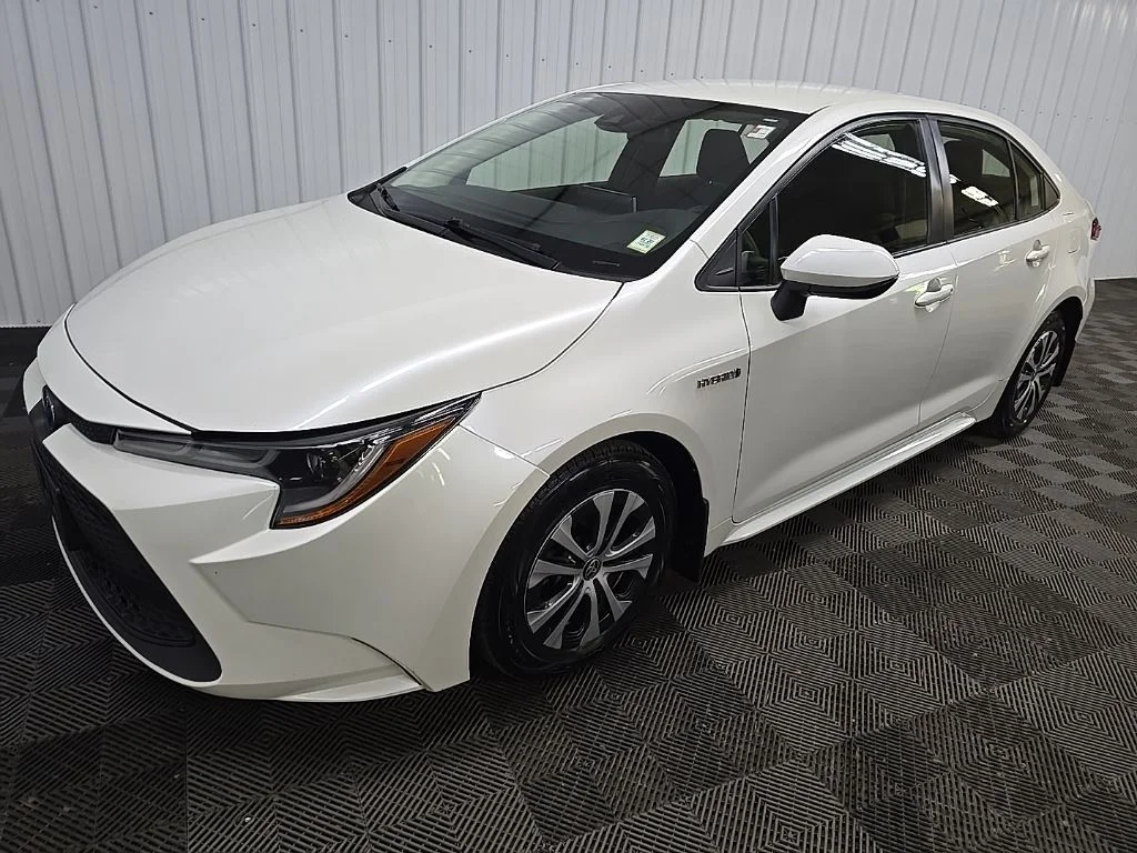 Used 2020 White Toyota LE image 8