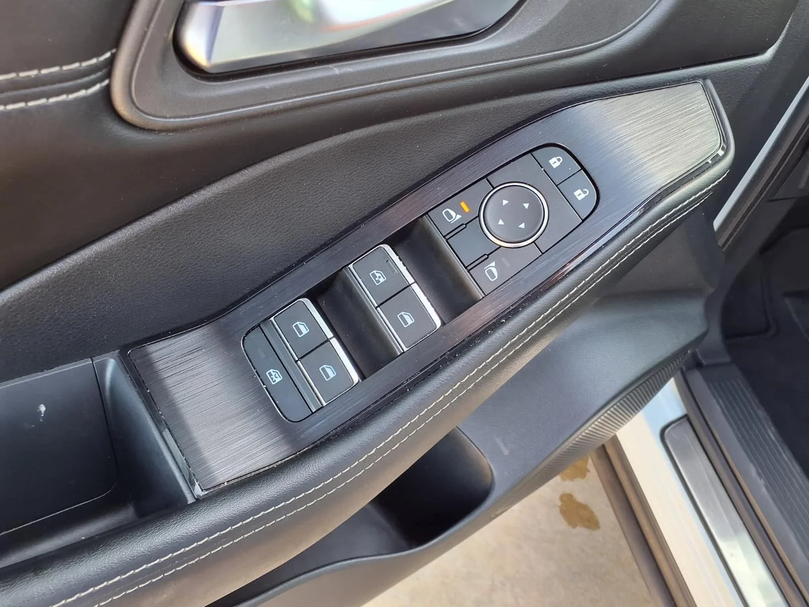 Used 2024 White Nissan SL image 14