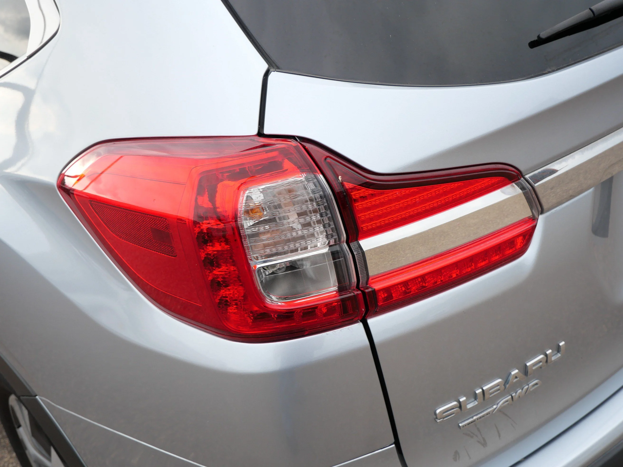 Used 2022 Ice Silver Metallic Subaru Premium image 17