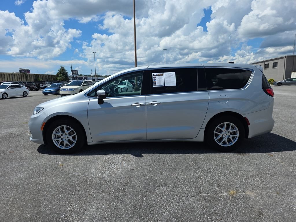 Used 2023 Silver Mist Clearcoat Chrysler Touring L image 5