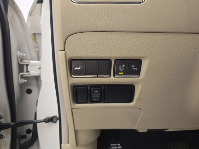 Used 2017 White INFINITI Base image 41