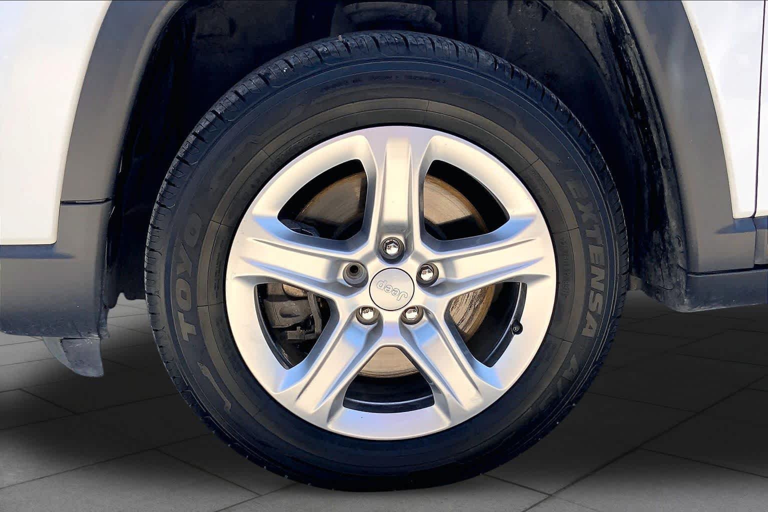 Used 2023 Bright White Clearcoat Jeep Latitude image 11