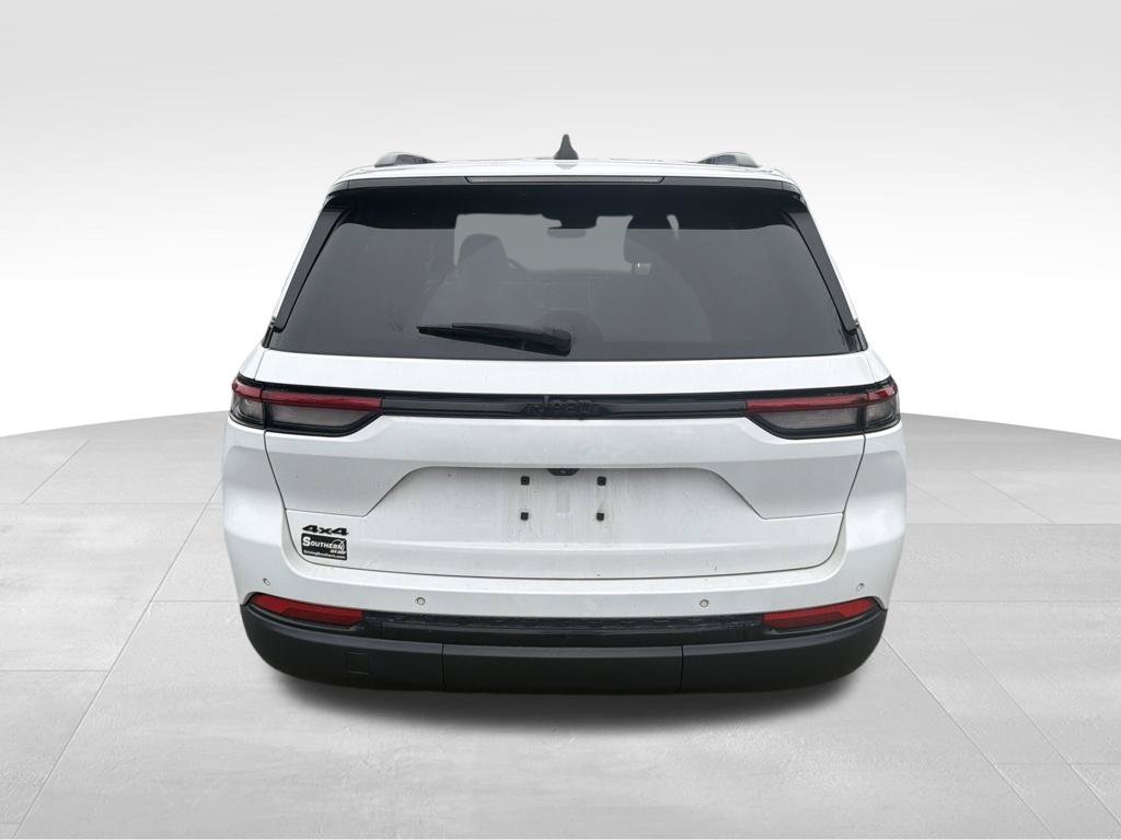 Used 2024 White Jeep Altitude image 8