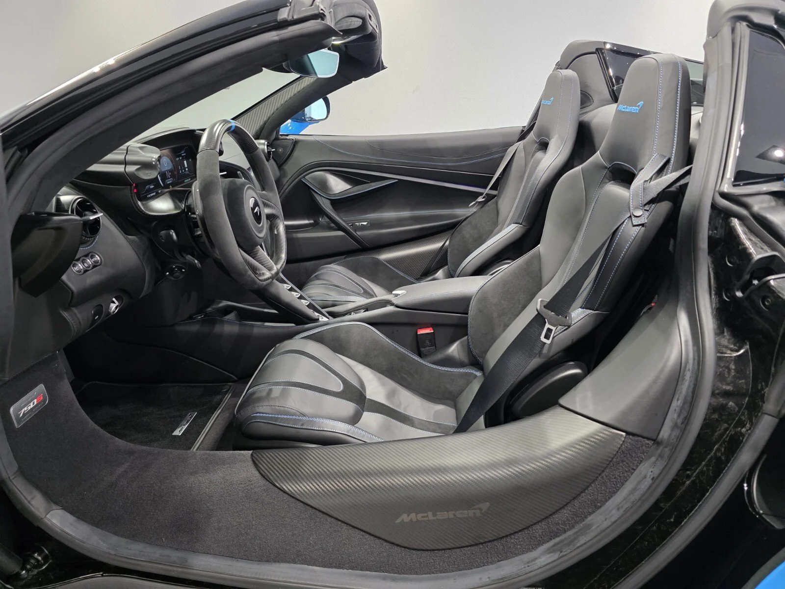 Used 2024 MSO Mexico Blue McLaren Spider image 6