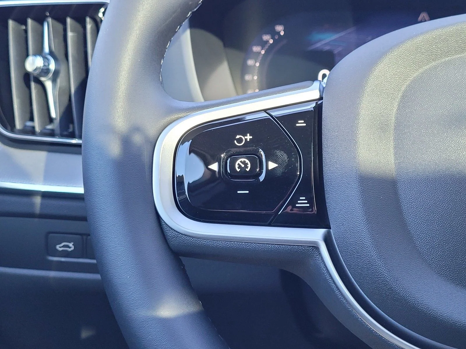 New 2026 White Volvo T8 Ultra Black Edition image 17