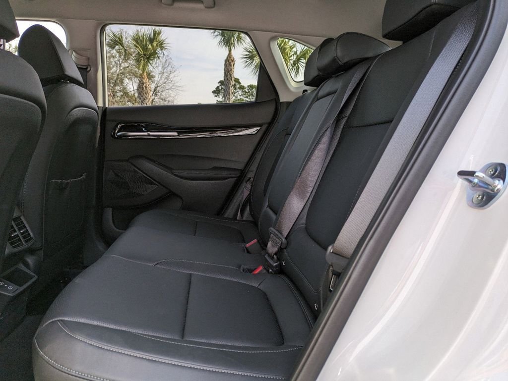 New 2024 Snow White Pearl Kia SX image 13