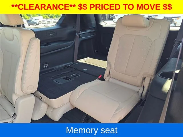 Used 2023  Jeep Limited image 19
