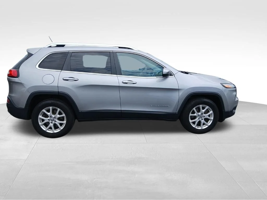 Used 2014 Silver Jeep Latitude image 1