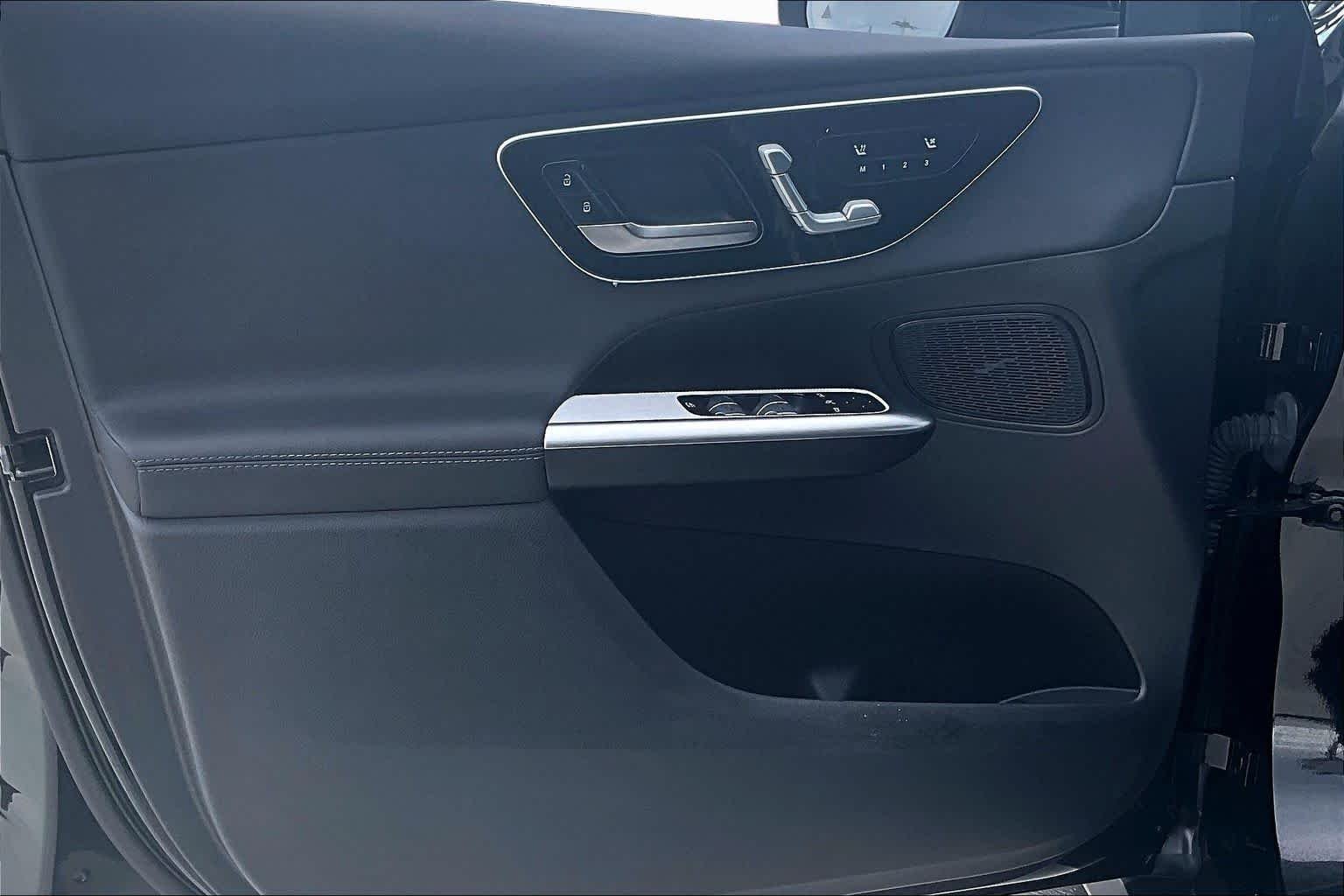 Used 2025 Black Mercedes-Benz GLC 300 image 24
