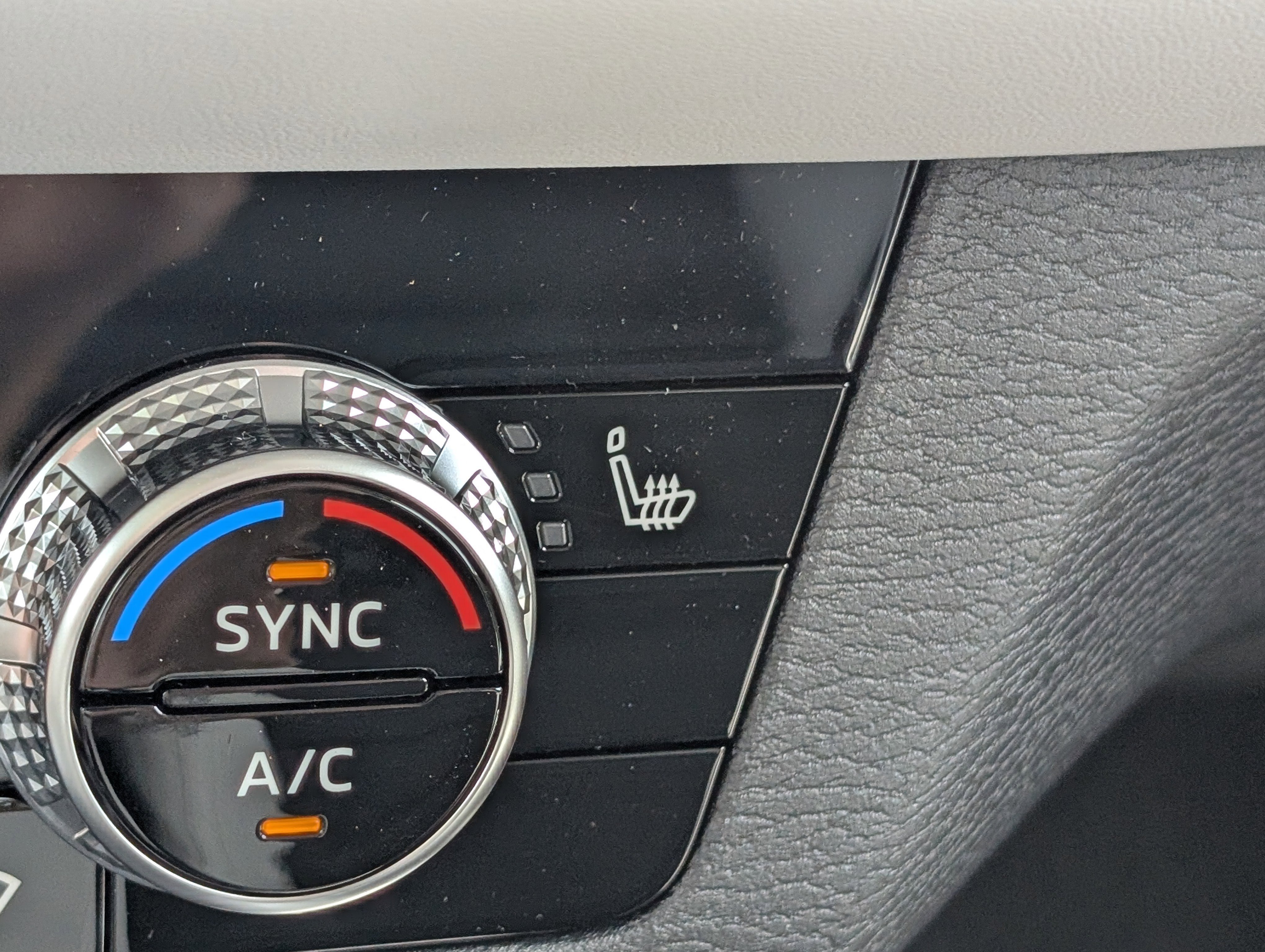 Used 2025 White Diamond Mitsubishi SE image 45
