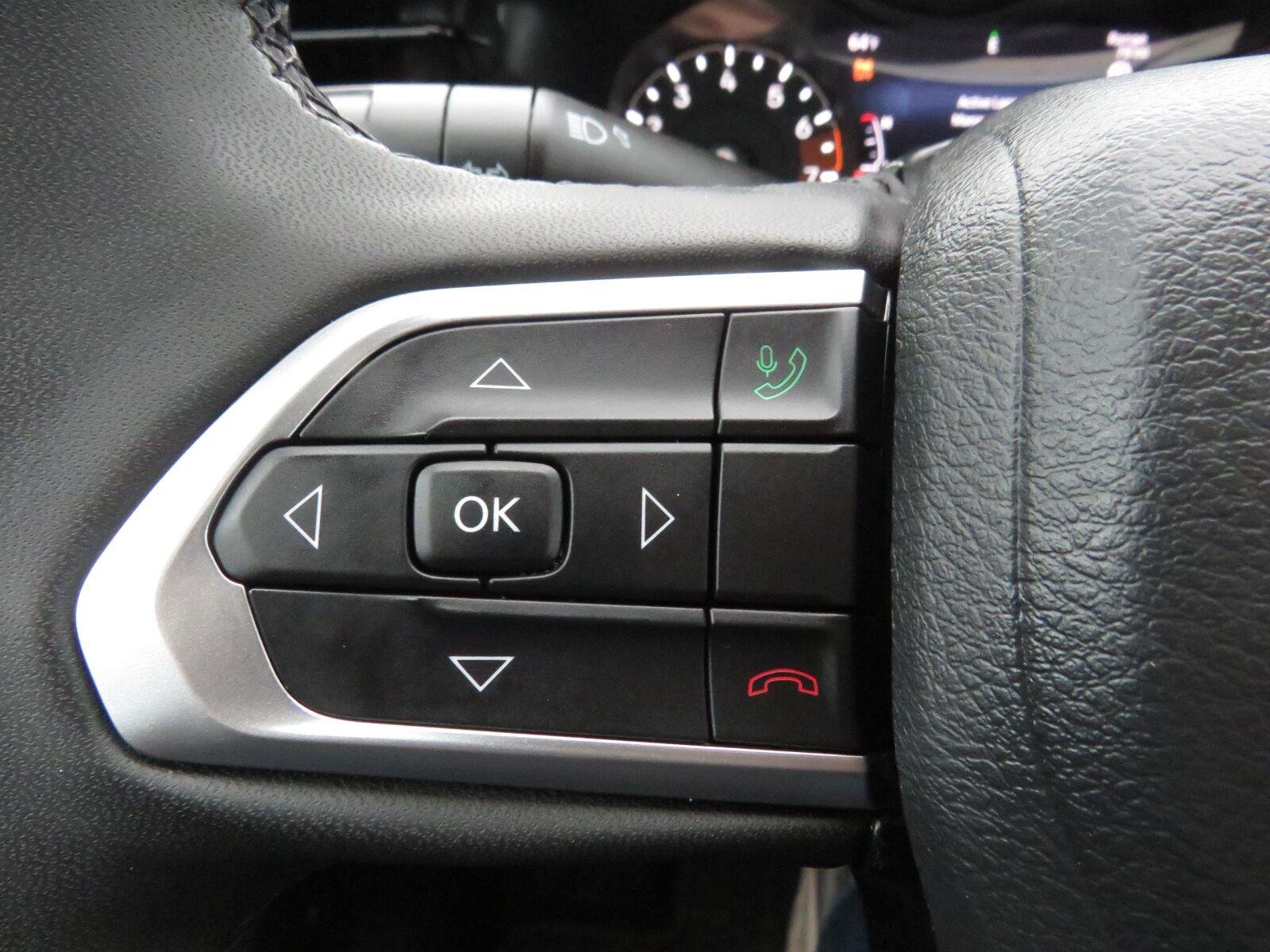 Used 2024 Diamond Black Crystal Pearlcoat Jeep Latitude image 29