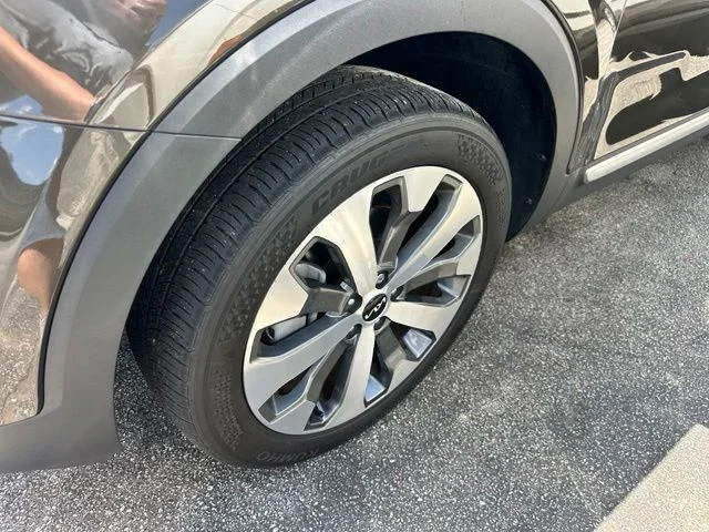 Used 2022 Green Kia S image 7