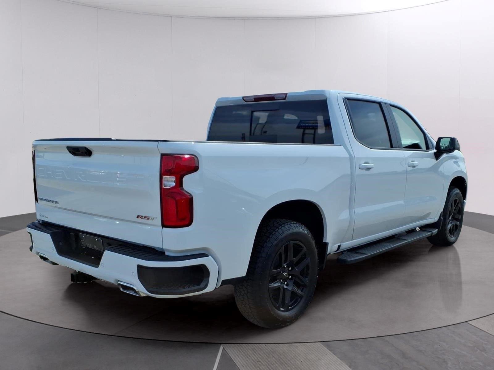 New 2026 Summit White Chevrolet RST image 5
