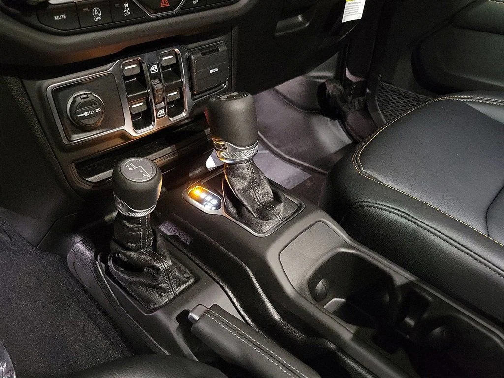 2025 Jeep Wrangler 4-Door Sahara - Photo 12