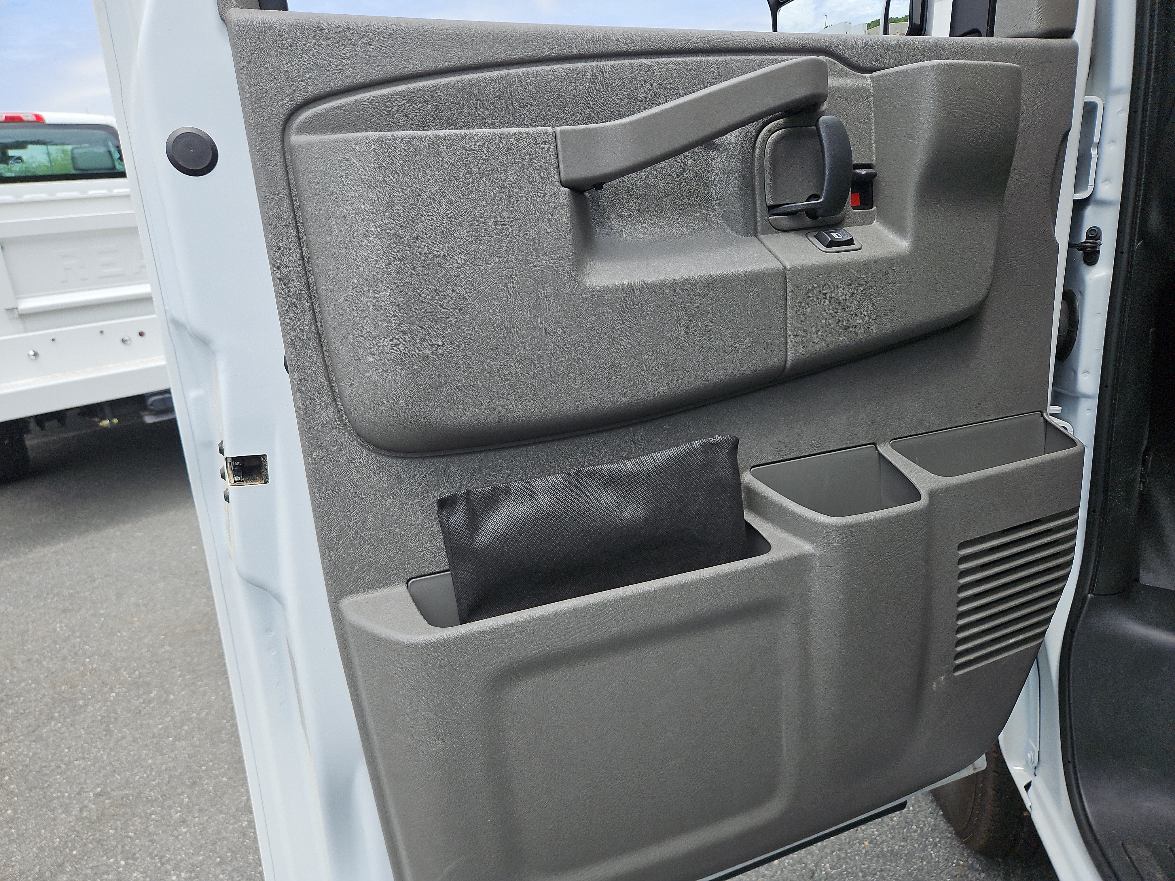 New 2025 Summit White Chevrolet 1WT image 10