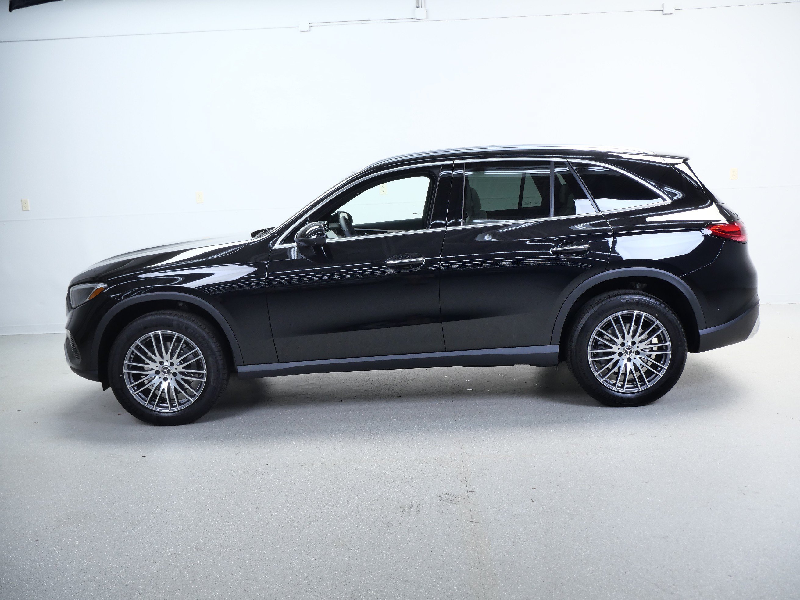 New 2026 Obsidian Black Metallic Mercedes-Benz GLC 300 image 5