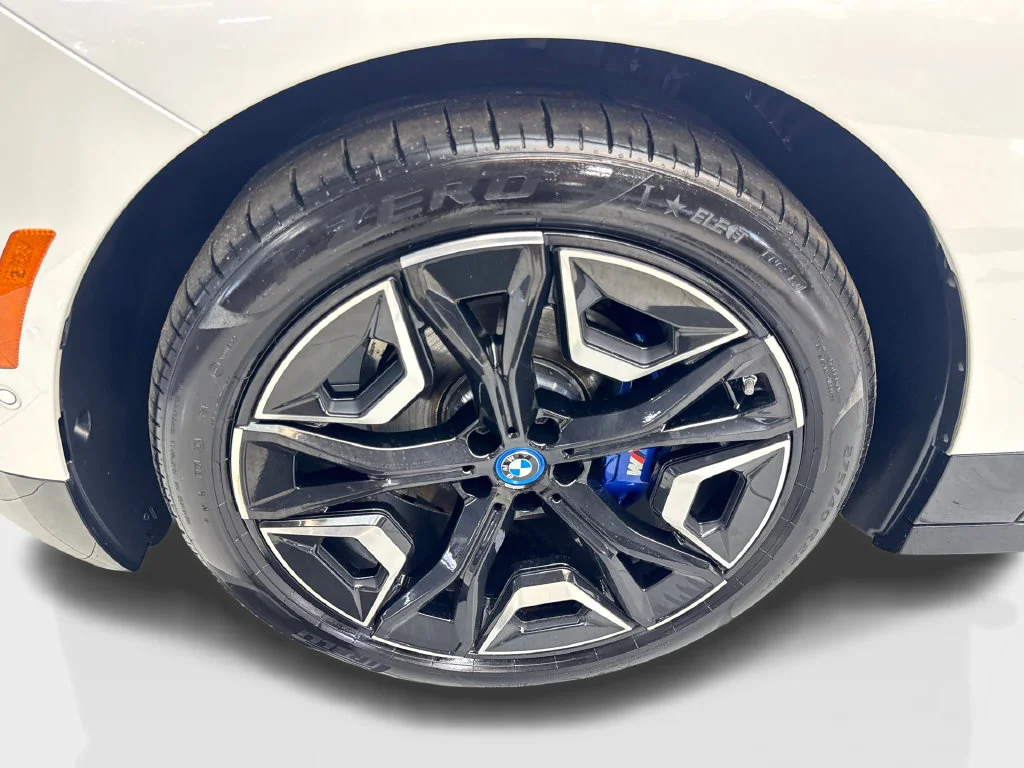 Used 2023 White BMW M60 image 84