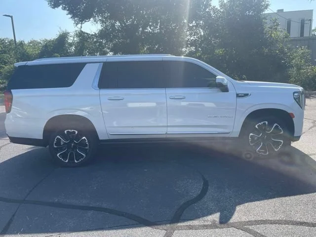 Used 2022 White Frost Tricoat GMC Denali image 4