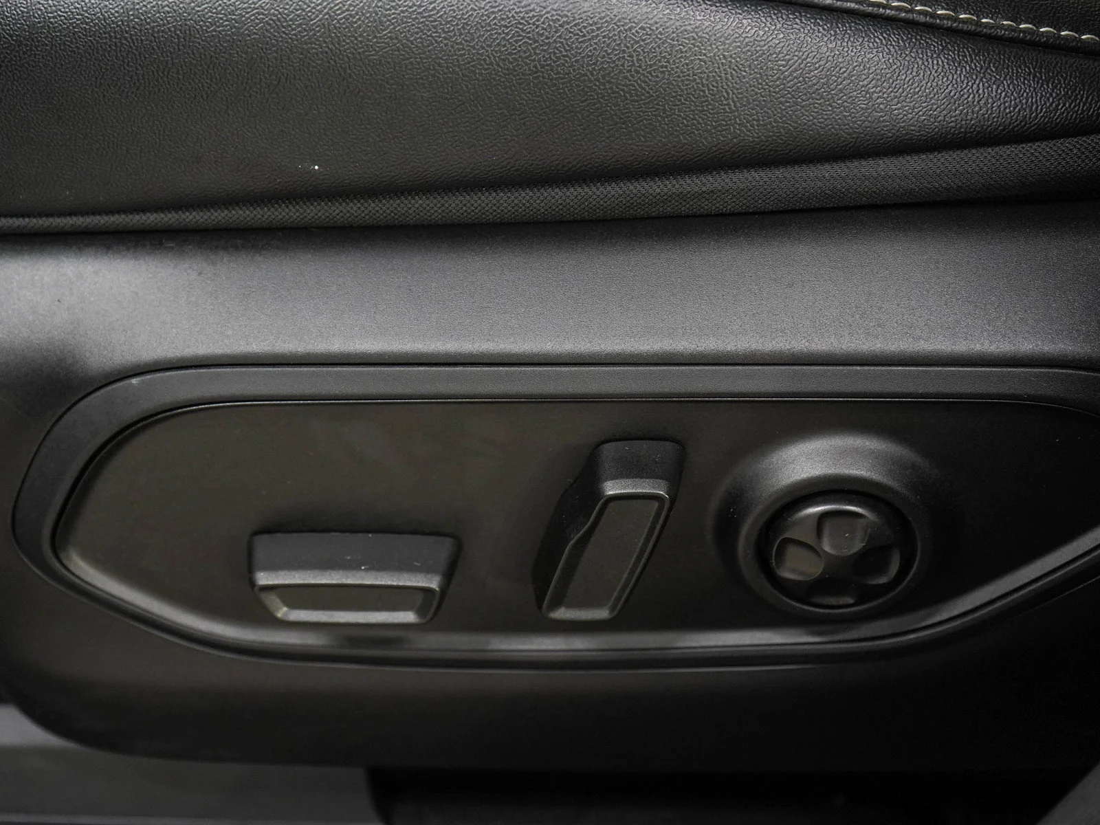 Used 2024 Diamond Black Crystal Pearlcoat Jeep 4xe image 24