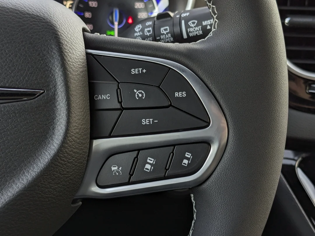 New 2026 Silver Chrysler SXT - - FWD - Power Liftgate - Power Sliding Doors - Leather - Remote Starter & More! image 18