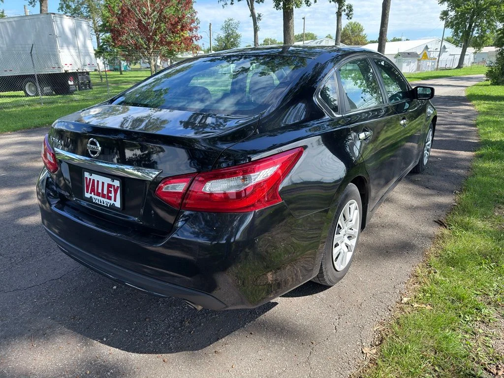 Used 2016 Black Nissan 2.5 S image 8