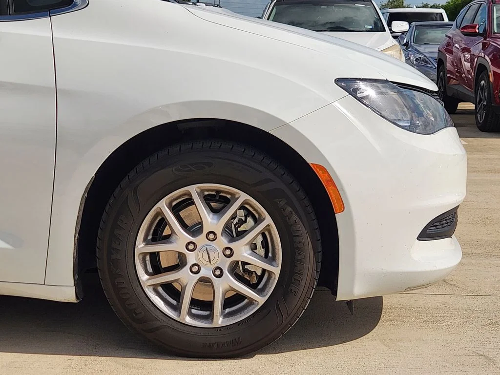 Used 2023 Bright White Clearcoat Chrysler LX image 10