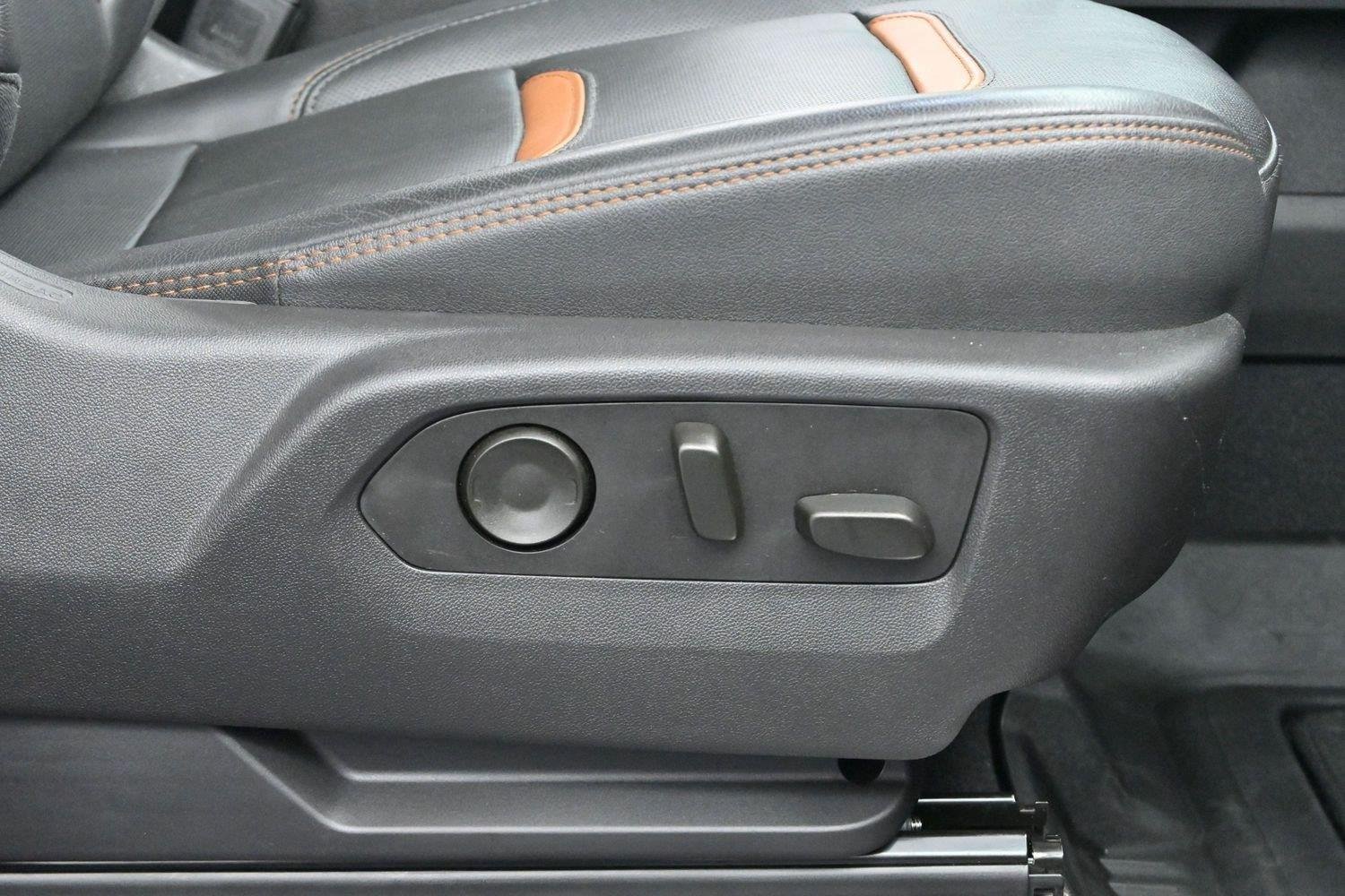Used 2024 Summit White GMC AT4 image 35