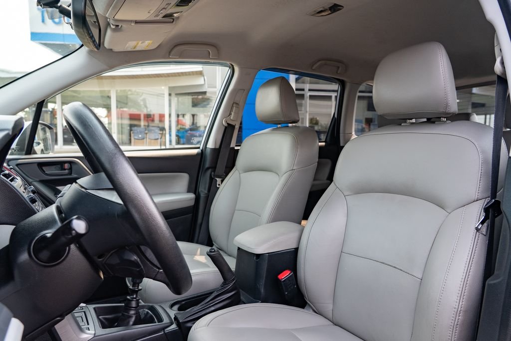 Used 2014 Ice Silver Metallic Subaru 2.5i Premium image 22