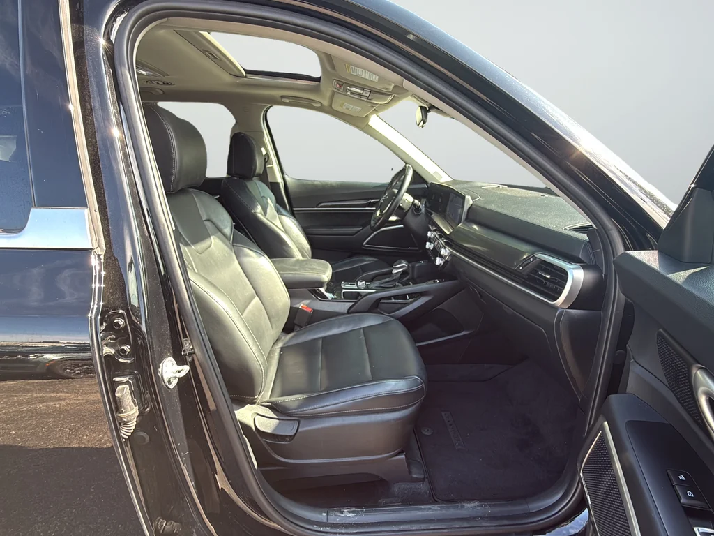 Used 2025 Black Kia S image 26