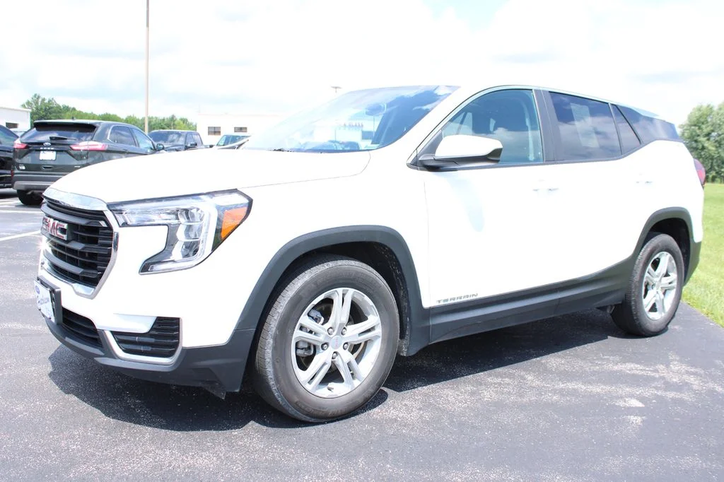 Used 2024 Summit White GMC SLE image 3