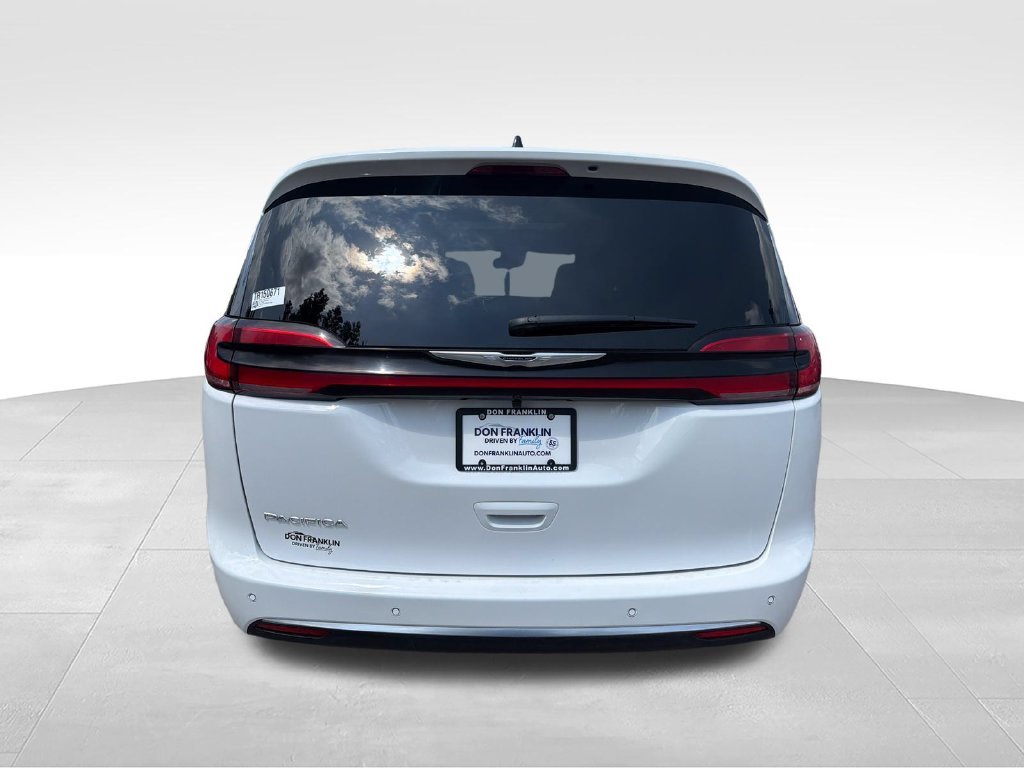 Used 2026 White Chrysler Pinnacle image 4