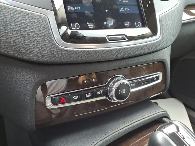 Used 2019 Black Volvo T5 Momentum image 28